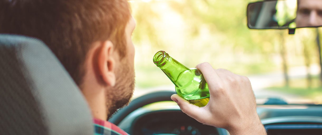 Palangoje neblaivus vairuotojas atsitrenkė į namo tvorą ir pasišalino iš įvykio vietos