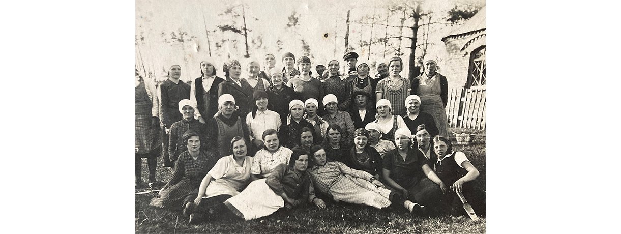 Darbėnų miestelio ir jo apylinkių talkininkai su girininku įsiamžinę prie Erškėtyno koplyčios po medelių sodinimo talkos XX a. 4-as deš. Rupšių šei...