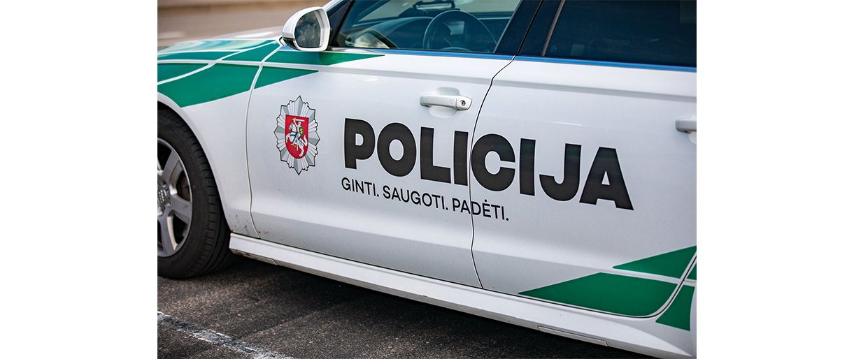 Palangoje neblaivus vairuotojas apgadino kelkraštį ir pasišalino iš įvykio vietos