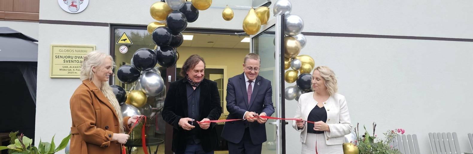 Tarp Šventosios ir Monciškių duris atvėrė nauji globos namai „Senjo... Tarp Šventosios ir Monciškių duris atvėrė nauji globos namai „Senjorų dvaras“