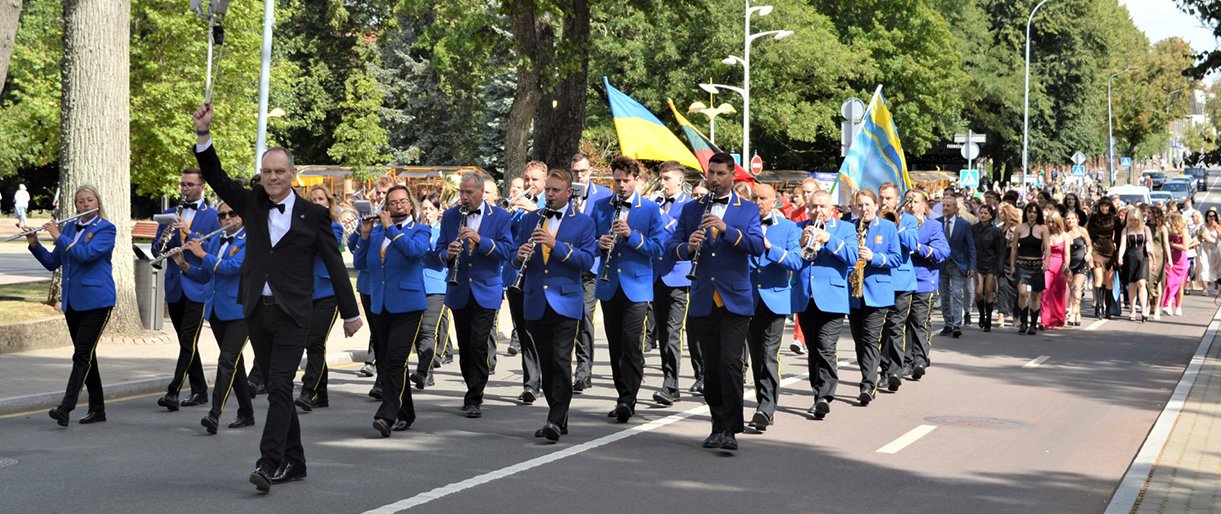 Palangos senosios gimnazijos abiturientams įteikti brandos atestatai