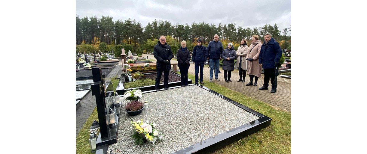 Artėjant Vėlinėms aplankyti išėjusių Savivaldybės tarybos narių, mi... Artėjant Vėlinėms aplankyti išėjusių Savivaldybės tarybos narių, miesto garbės piliečių bei iškilių Palangos krašto asmenybių kapai