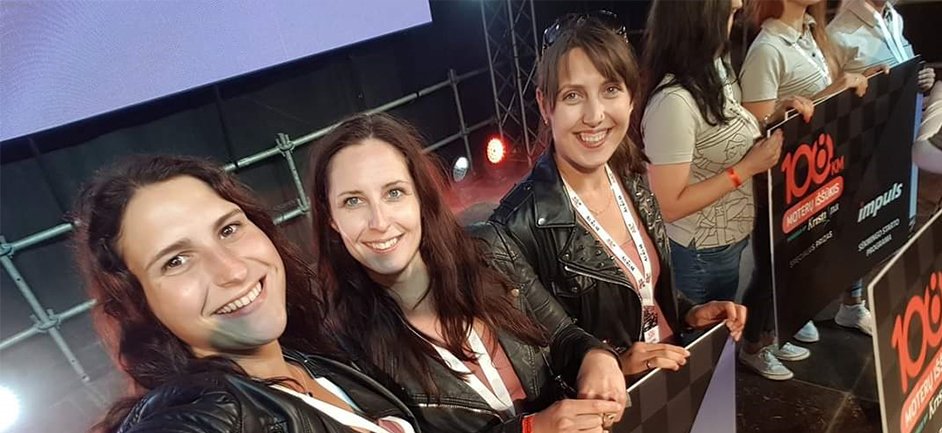 Moteris dalyvauti jų pamėgtame ralyje skatina vyrai Moteris dalyvauti jų pamėgtame ralyje skatina vyrai