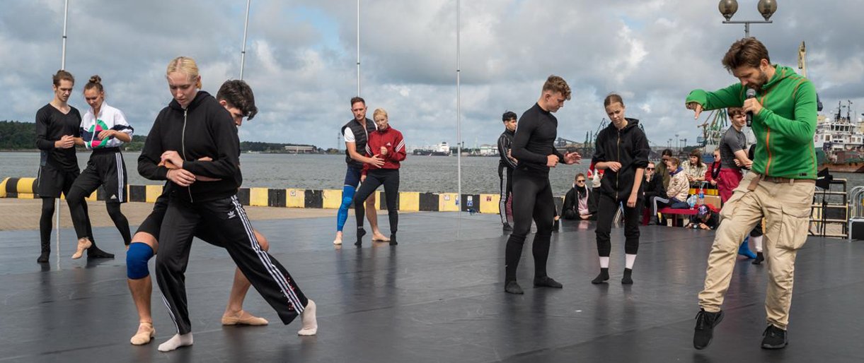 Baleto artistų repeticija Jūros šventės metu su choreografu R.Bondara. A.Kubaičio nuotr.