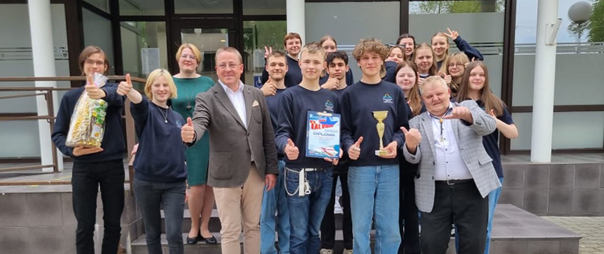 Senosios gimnazijos braziliškų būgnų orkestrą pasveikino Palangos meras