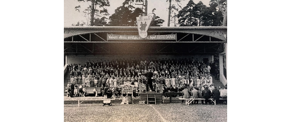 Dainų šventė Kretingos stadione 1961 m. Kretingos muziejaus nuotr.