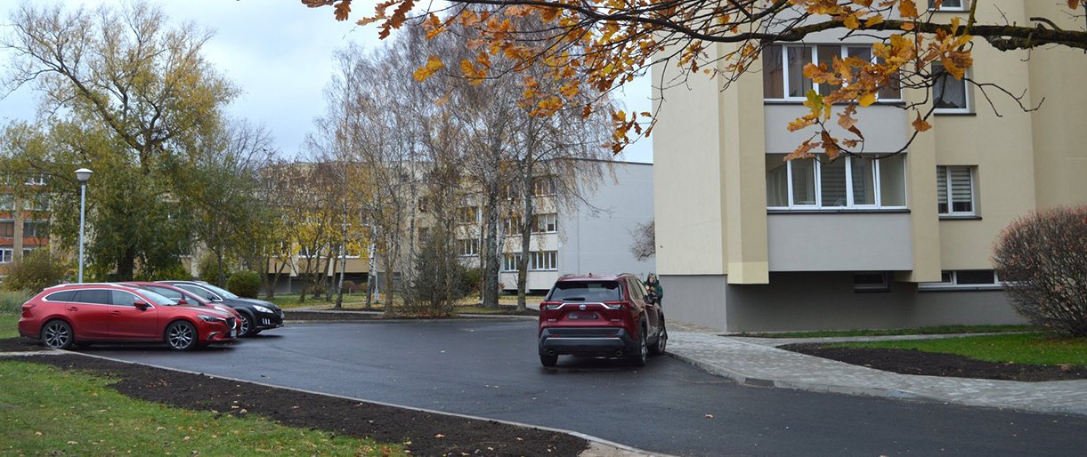 Palangoje tęsiami daugiabučių namų aplinkos tvarkymo darbai Palangoje tęsiami daugiabučių namų aplinkos tvarkymo darbai