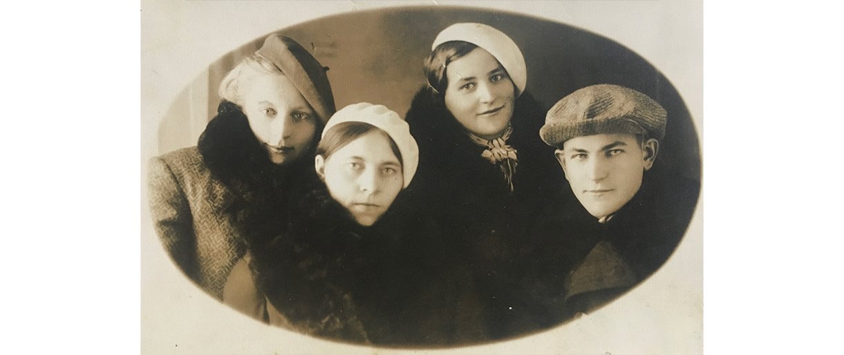 Dėl šios nuotraukos 1937 m. gruodžio 12 d. salantiškiams teko vykti į Mosėdį. Antra iš kairės – Kotryna Beniušytė. Malkos Sekolektoraitės nuotr.  Š...