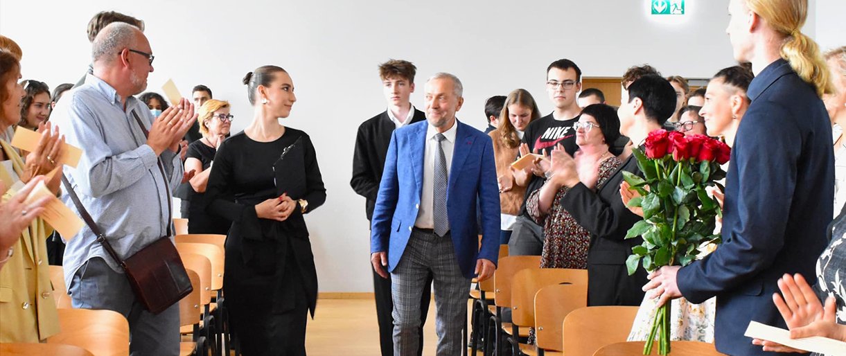 Gimnazija simboliškai atsisveikino su 8-erius metus įstaigai vadova... Gimnazija simboliškai atsisveikino su 8-erius metus įstaigai vadovavusiu direktoriumi Leonu Šidlausku