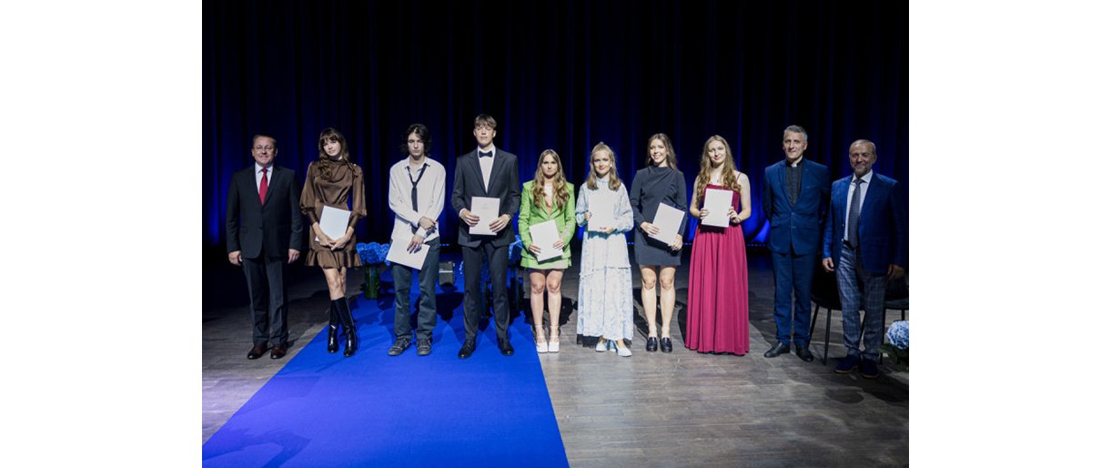 Palangos meras Šarūnas Vaitkus ir šimtukais egzaminus išlaikę V. Kaunaitė, M. P. Sausaitis, A. Miežetis, K. Lušytė, M. Svetickaitė, J. Kurlytė, V....