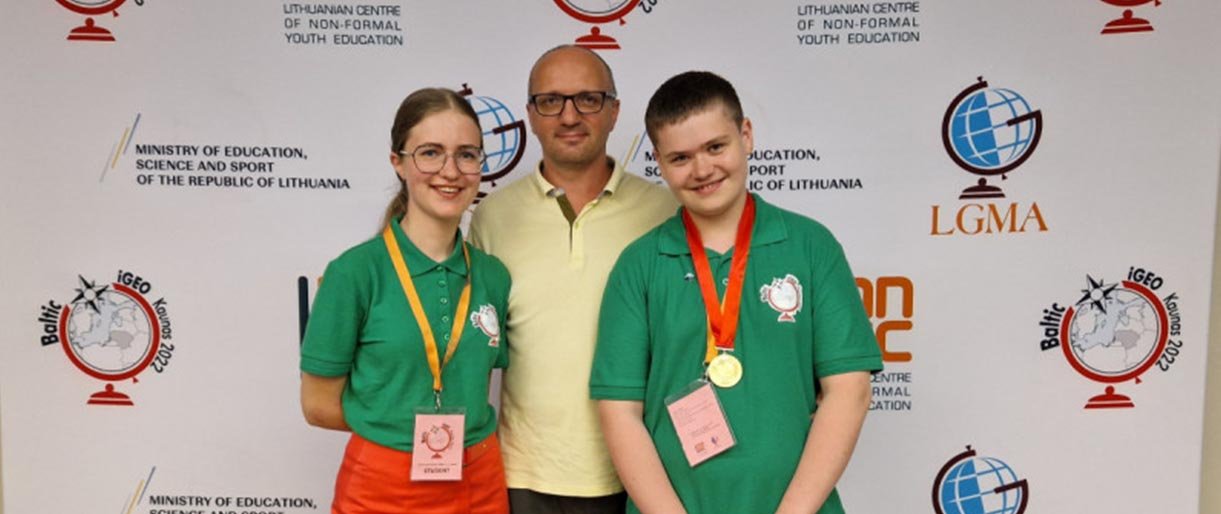 Geografijos mokytojo metodininko Nerijaus Vaišvilo ugdytiniai Tomas Jakubauskas ir Mūza Svetickaitė pasiekė labai gerų rezultatų.