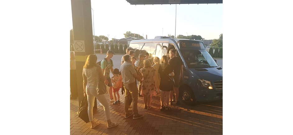 Poilsiautojai Palangoje susidūrė su nesklandumais: gyva eilė prie mažo autobuso