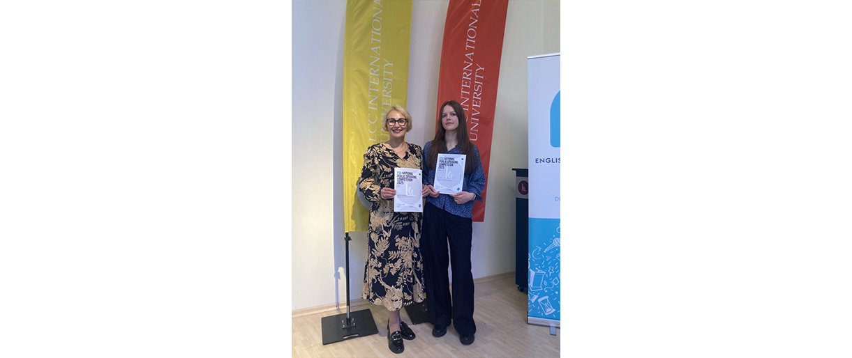 Respublikinio konkurso prizininkė Ilzė Galdikaitė su savo mokytoja Aušrine Janušiene.