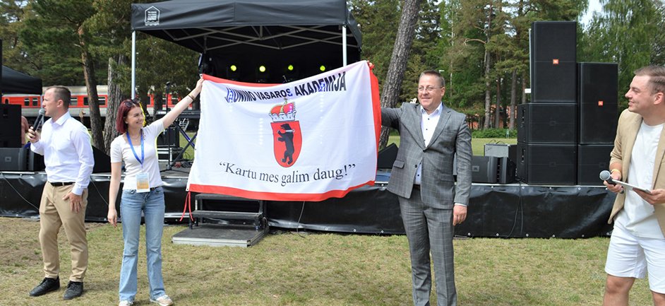 Palangoje suplevėsavo Jaunimo vasaros akademijos vėliava – į kurortą suvažiavo jaunuoliai ne tik iš Lietuvos