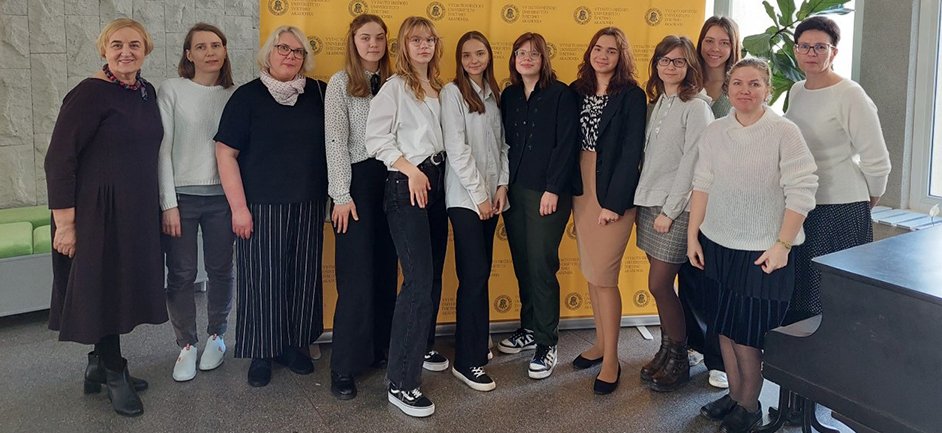 Jaunieji gimnazijos filologai ir jų mokytojos