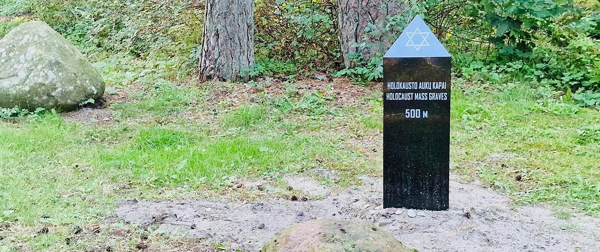 Lordo G. Džanerio marmurinis stulpas (stela), nurodantis simbolinę žudynių vietos kryptį ir atstumą Birutės parko teritorijoje