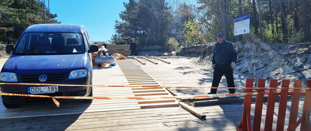 Gražuolio jūros tilto prieigos pasipuoš nauja medienos danga