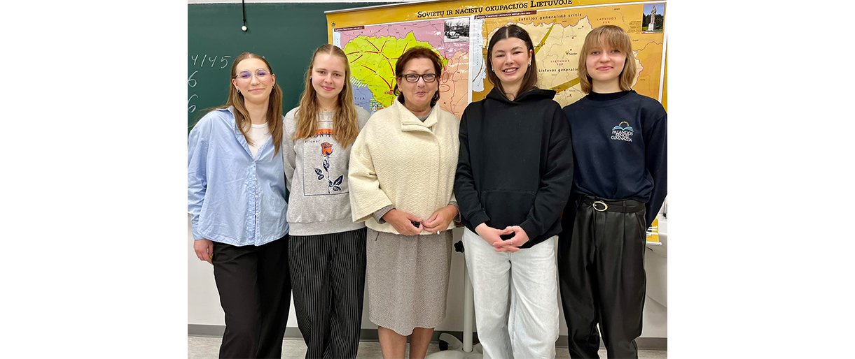 Karolina Mikėnaitė, mokytoja Ilona Pociuvienė, Ugnė Salytė, Marija Navickaitė, Gintarė Petrauskaitė. Gintarės Žindulienės nuotr.