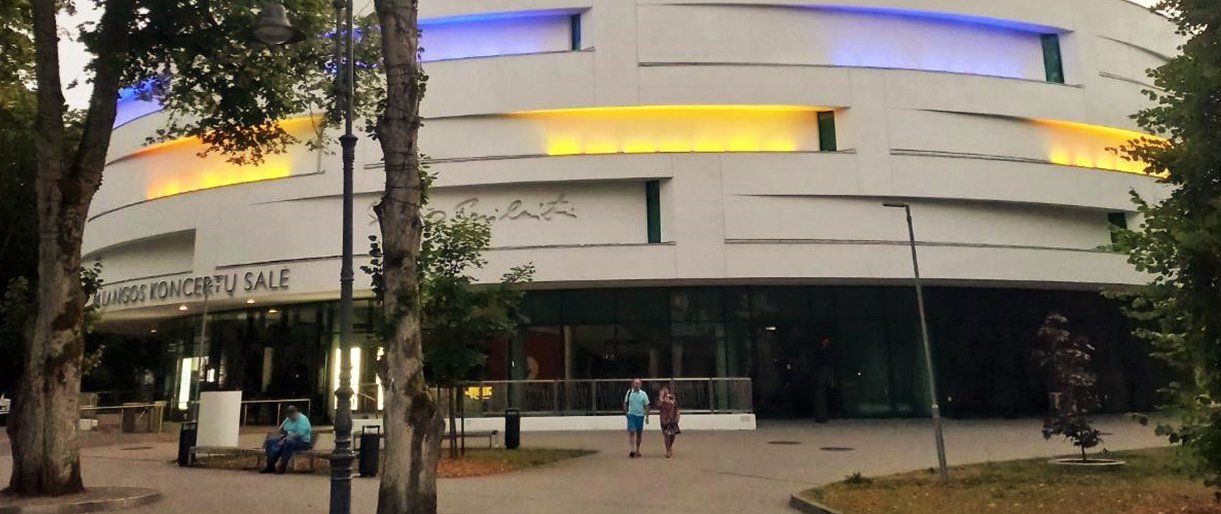 Vasario 24 d. Palangos tiltas ir Koncertų salė nušvis mėlyna ir geltona spalvomis 