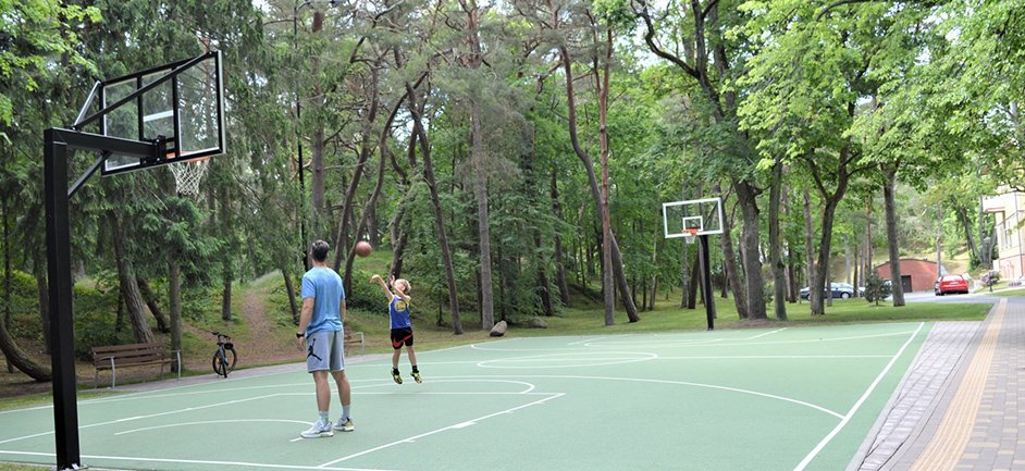 Atnaujinta krepšinio aikštelė, esanti Kurorto muziejaus kieme