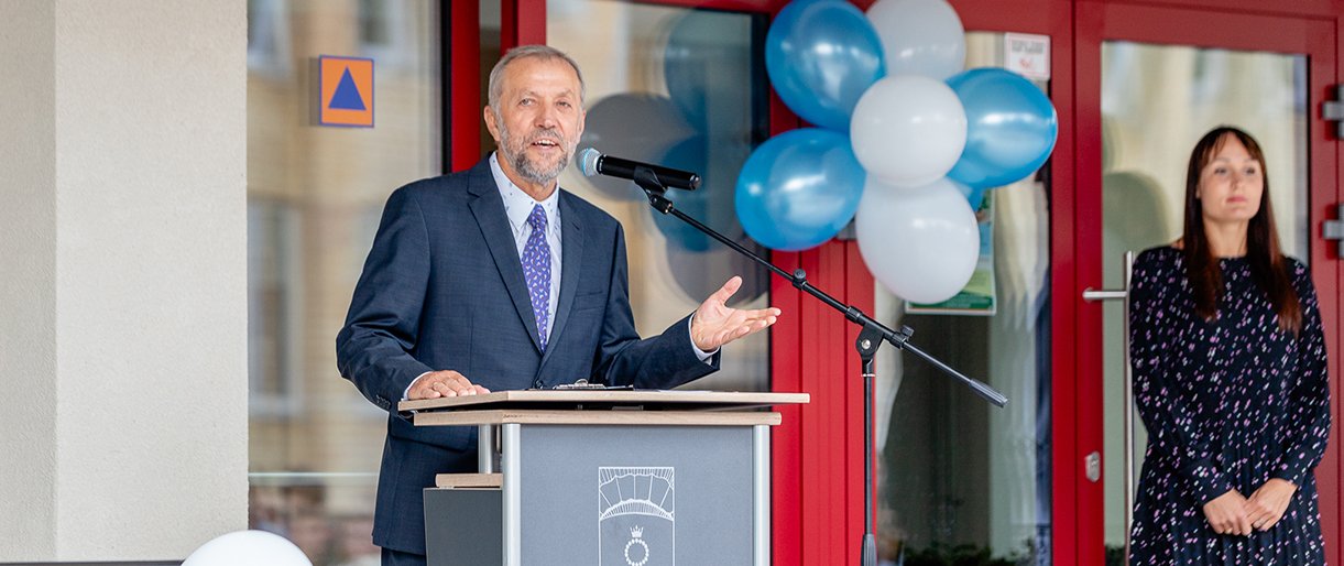 Leonas Šidlauskas prie Palangos senosios gimnazijos