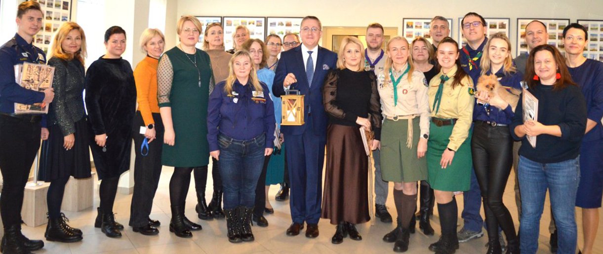 Į Palangos miesto savivaldybę atkeliavo Betliejaus taikos ugnis Į Palangos miesto savivaldybę atkeliavo Betliejaus taikos ugnis