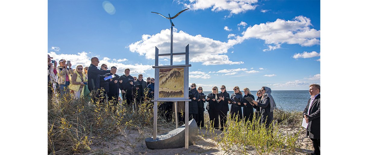 Meninė kompozicija „Plaukiančio molberto žinia“ Palangos kopose skleidžia M. K. Čiurlionio kūrybos dvasią