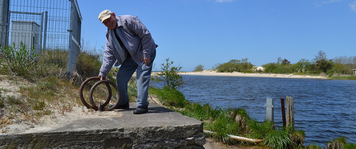 Mikelis Balčius parodė puikiai išsilaikiusius karo laivo „Prezidentas Smetona“ švartavimosi žiedus.  Autoriaus nuotr.