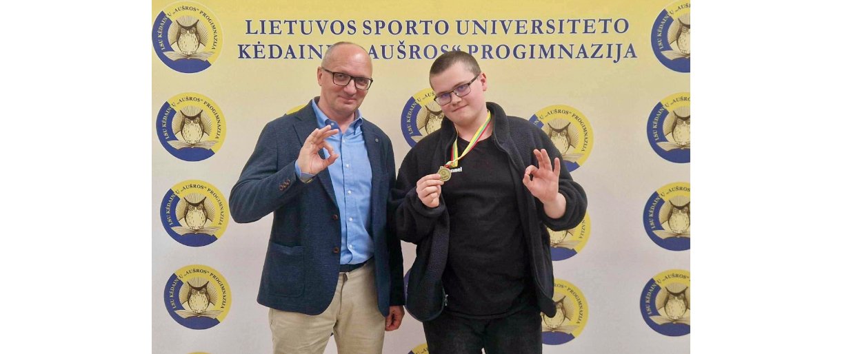 Mokytojas Nerijus Vaišvilas ir olimpiados nugalėtojas Tomas Jakubauskas. Asmeninio archyvo nuotr.