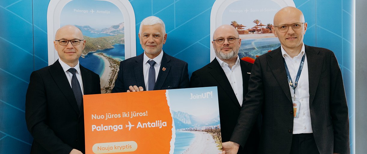 Ministras E. Sabutis išlydėjo istorinį pirmąjį skrydį iš Palangos į... Ministras E. Sabutis išlydėjo istorinį pirmąjį skrydį iš Palangos į Antaliją