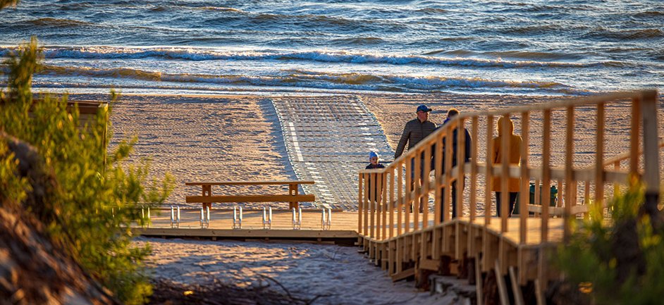 Žmonėms su negalia privažiuoti prie pat jūros nuo šiol bus patogiau