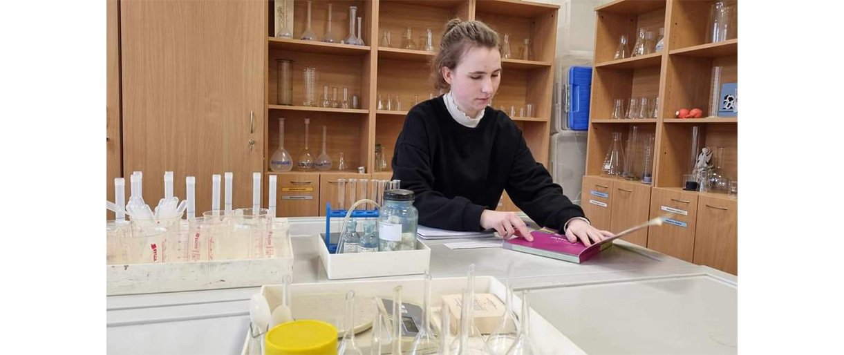 Chemijos konkurso I-ajame etape geriausiai iš šalies moksleivių pasirodė mūsų gimnazistė Emilia Sebeckis