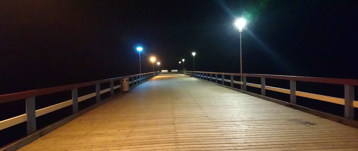 Gelbėtojai ieško nuo Palangos tilto į jūrą nušokusio ir dingusio žmogaus