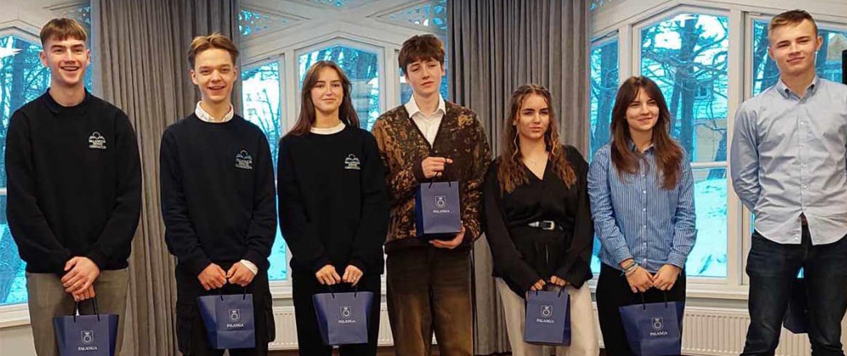 Nuotraukoje konkurso nugalėtoja Eva Kniukštaitė – antra iš dešinės, II-os vietos laimėtojas Domantas Vaitkus – viduryje, III-ios vietos laimėtojas...