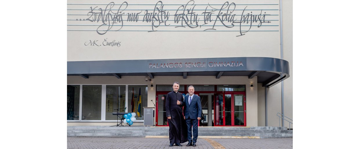 Nuotraukoje – mokyklą pašventinęs Palangos klebonas Kęstutis Balčiūnas ir Gimnazijos direktorius Leonas Šidlauskas. Radvilės Kucevičiūtės nuotr.