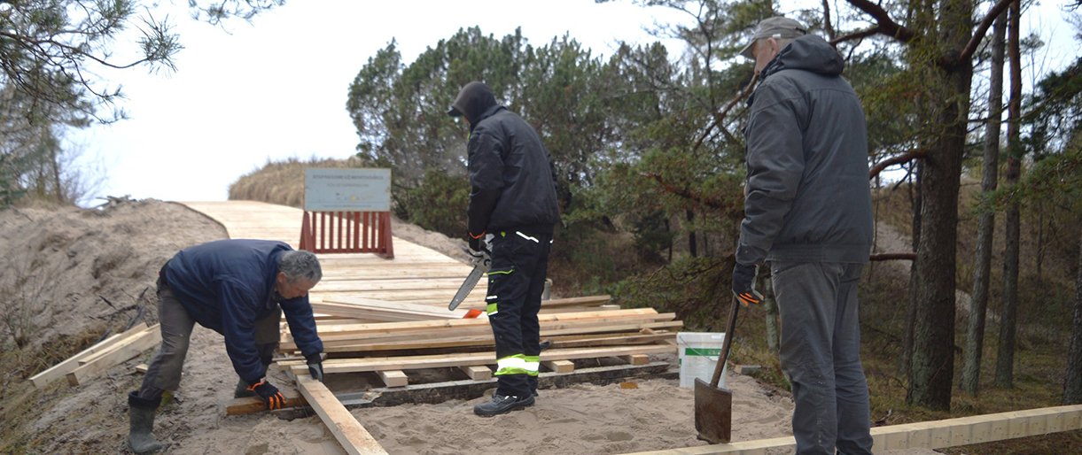 Paplūdimiuose prasidėjo pasirengimo vasarai darbai – atnaujinami mediniai takai