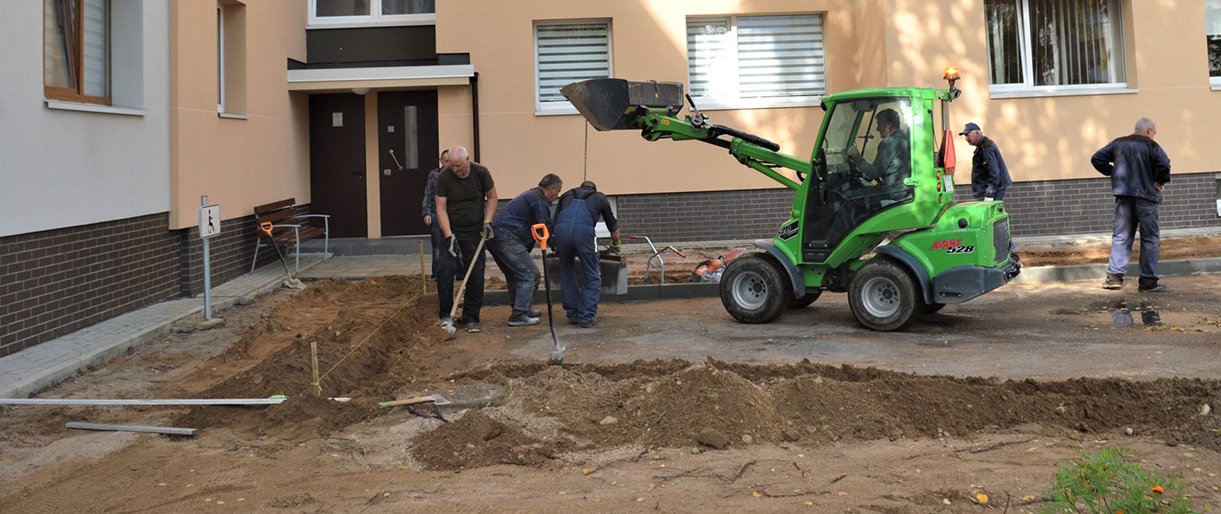 Palangoje tvarkoma daugiabučių gyvenamųjų namų aplinka