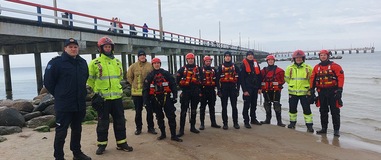 Prie Palangos tilto vyko skęstančiųjų gelbėjimo pratybos Baltijos jūroje