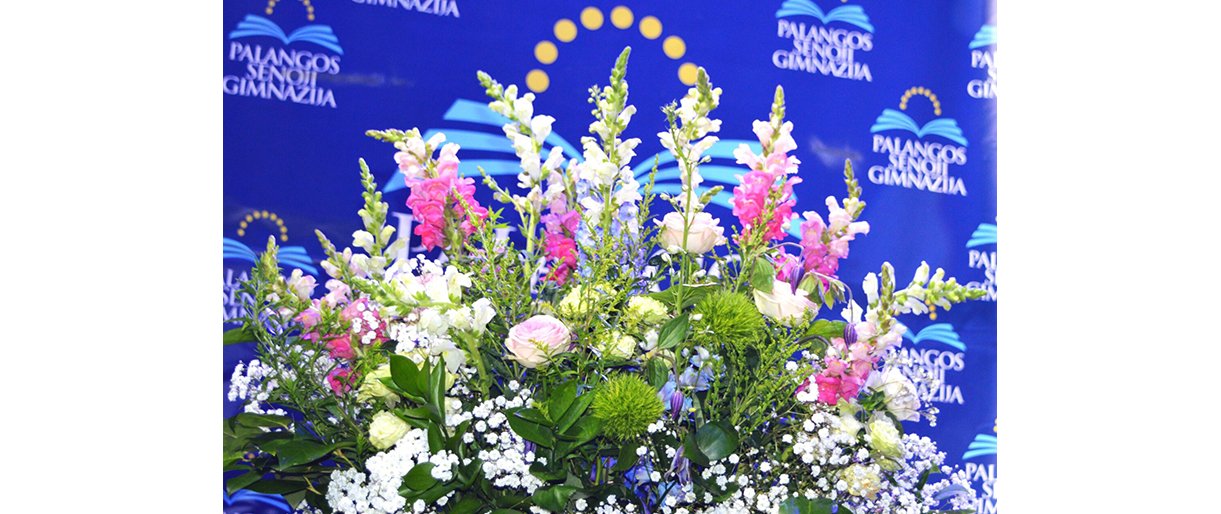 Palangos senosios gimnazijos abiturientams įteikti brandos atestatai