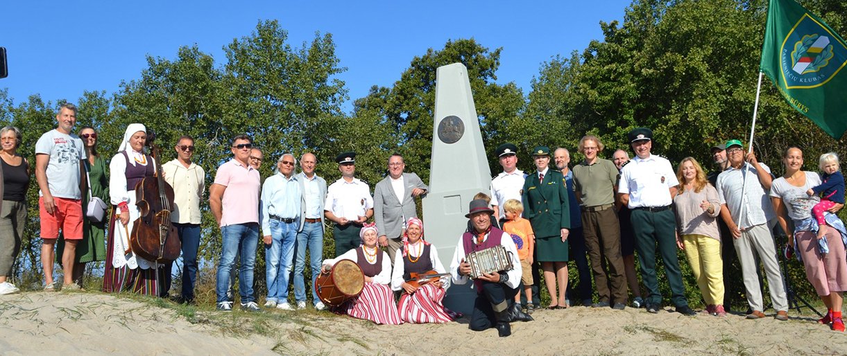 Lietuvos ir Latvijos pasienyje atidengtas restauruotas istorinis valstybės sienos ženklas