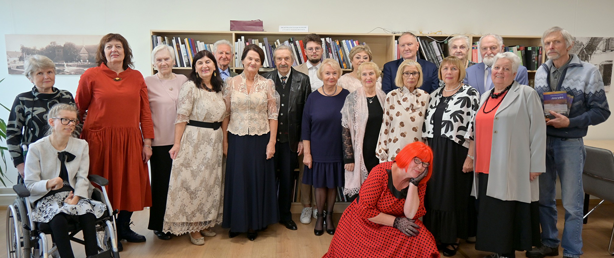 Palangos literatų klubo „Takai per kopas“ nariai ir knygos „Jūros lydimi“ bendraautoriai