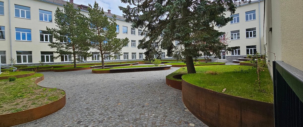 Atnaujinta Senosios gimnazijos aplinka – jaukumas, patogumas ir tvarumas vienoje vietoje