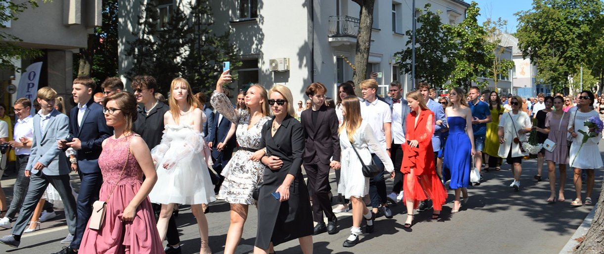 Palangos senosios gimnazijos abiturientams įteikti brandos atestatai