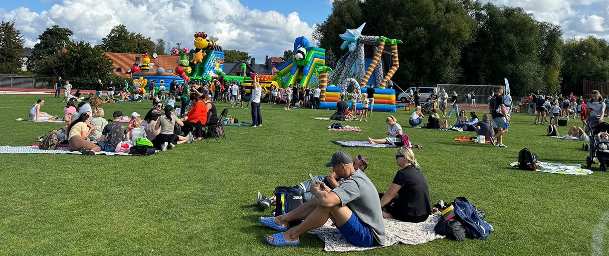 Rugsėjo 1-oji Palangoje: Sporto Centro stadionas tapo vaikų ir tėvų šventės epicentru, susirinko apie 1500 žmonių