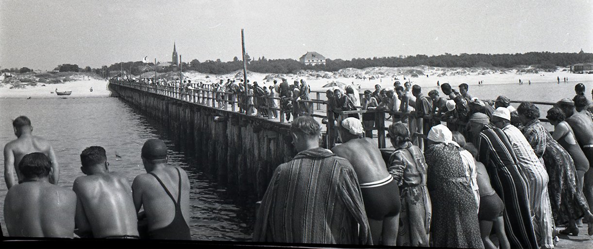 Palangos tiltas buvo mėgstama poilsiautojų susibūrimo vieta.  XX a. 4-as deš. Jono Buračo nuotr., Antano Buračo archyvas