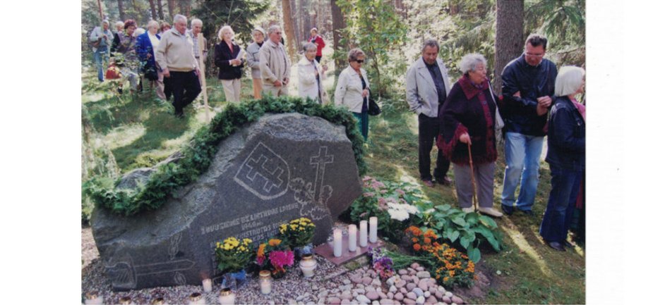 Palangos tremtiniai prie buvusio partizanų bunkerio Žibininkų kaime.