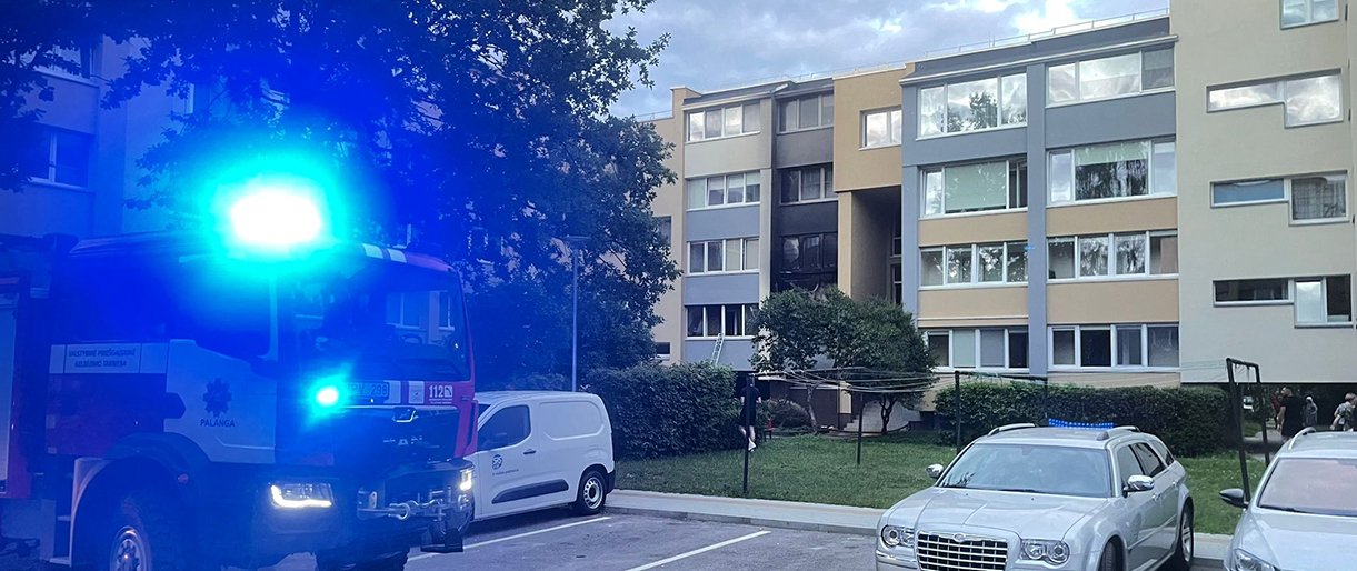 Palangoje, dėl galimai sprogusio paspirtuko, daugiabutyje įsiplieskė gaisras