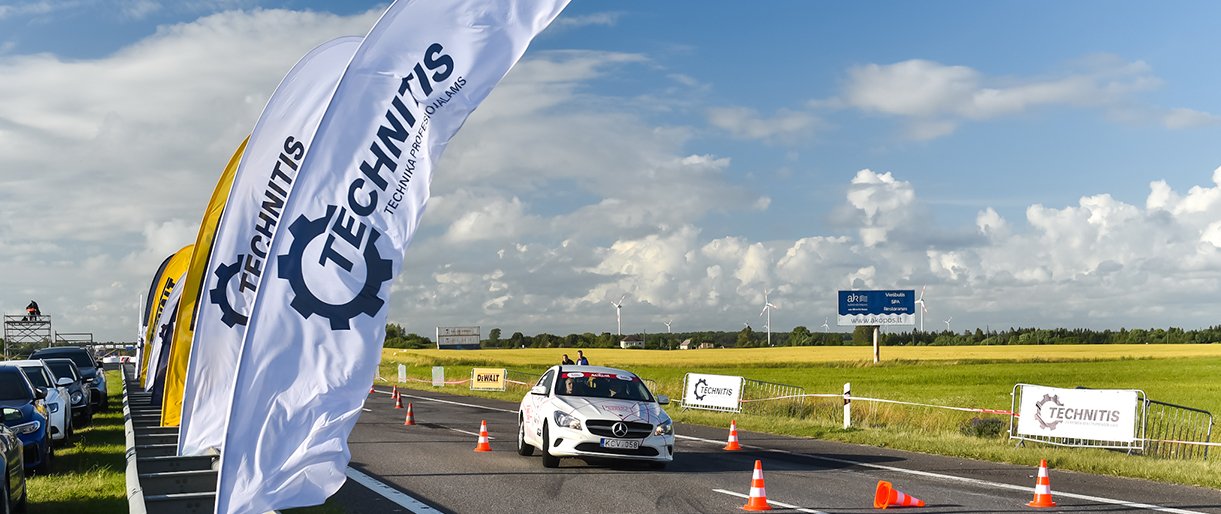 Pirmieji savo lenktynes baigė žiūrovai 