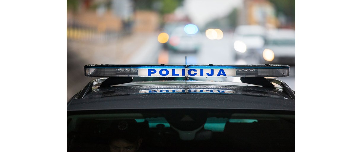 Šventojoje siautėjo agresyvus vyras: girtas niokojo barą, kabinėjos... Šventojoje siautėjo agresyvus vyras: girtas niokojo barą, kabinėjosi prie žmonių ir smogė apsaugos darbuotojui