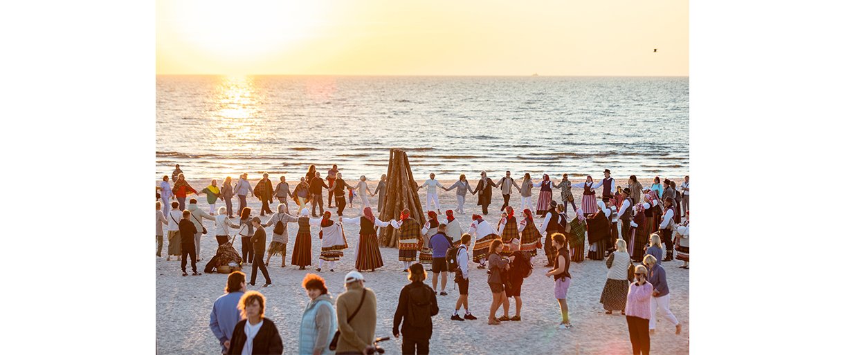 Baltų vienybės diena Šventojoje: draugai iš Latvijos, tradicijos ir ugnies šviesa
